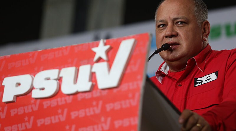 El líder del Psuv desestimó las aspiraciones de Machado, quien recientemente fue inhabilitada políticamente para ejercer cargos públicos, y afirmó que sus declaraciones no tienen relevancia en este momento. "Lo que diga María Corina es absolutamente intrascendente, no tiene ninguna trascendencia. Ella ni va a participar en las elecciones ni va a sacar al presidente Nicolás Maduro, punto, así lo dijera ella misma", subrayó Cabello.