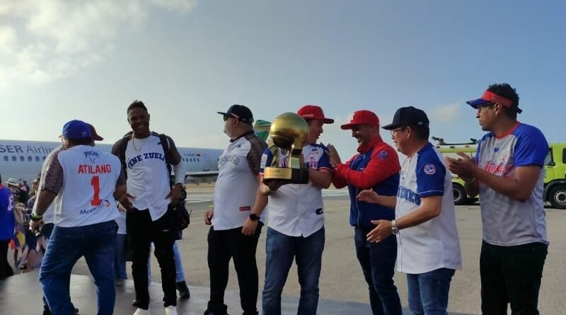 Tiburones de La Guaira Regresa Triunfante: Celebraciones en el Aeropuerto Internacional Simón Bolívar