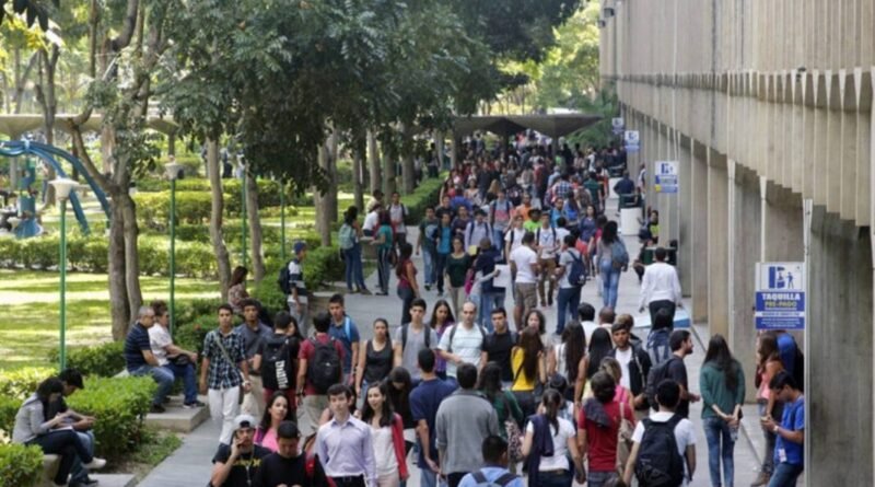 Transformación Educativa: Jóvenes Optan por Alternativas Cortas en Carreras Universitarias