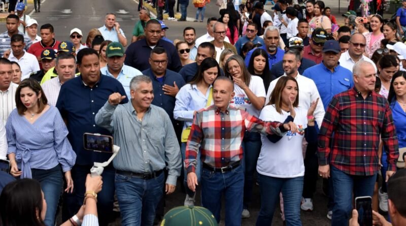 Desbordada de alegría, color y música 5 de Julio por El Gran Desfile de Carnaval 2024