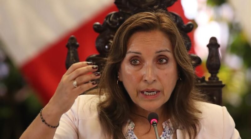 Policías y fiscales registran la casa de la presidenta del Perú