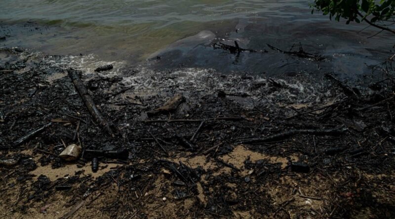Turismo zuliano sufre los rigores de derrames petroleros en plena Semana Santa