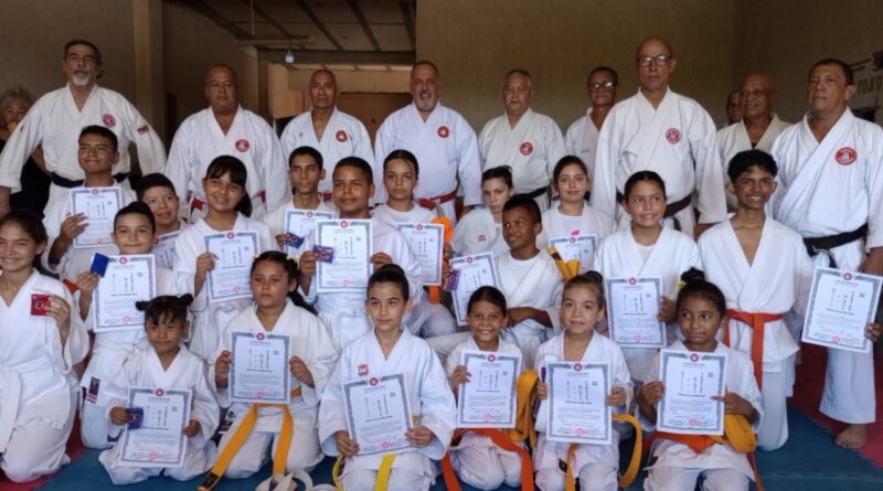 Representantes de la Organización Tanabe de Venezuela presencian evaluación de cinturones en Ojeda Mall