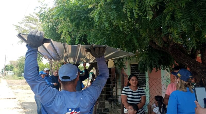 Alcaldía de Lagunillas entregó láminas de zinc a familias de las parroquias Paraute y Libertad