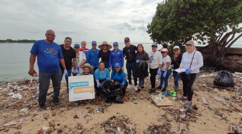 Gobernación del Zulia realiza jornadas de limpieza para proteger el Lago de Maracaibo