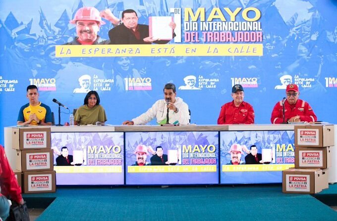 El presidente, Nicolás Maduro, anunció el incremento del ingreso mínimo integral de los trabajadores en 130 dólares y reiteró que será indexado. “Este año de enero a mayo hemos impactado el 86% el ingreso mínimo integral de los trabajadores, poco a poco, vamos a recuperar los ingresos de los trabajadores”, expresó durante su discurso desde el Palacio de Miraflores en el marco del Día Internacional del Trabajo. Aseveró que el país enfrenta grandes batallas contra las acciones que afectan a los ciudadanos. «Las sanciones hicieron daño, pero ya vamos remontando, con esfuerzo propio. Un chantaje permanente del Imperio norteamericano. A nosotros no nos para nadie. Se mantuvo el ritmo de crecimiento de la producción petrolera«, dijo. «Hay que mantener el crecimiento de la actividad comercial, financiera y crediticia. La estabilidad del nuevo sistema cambiario ha sido positiva«, agregó. Indicó que el país debe llegar a la meta de un millón 200 mil barriles diarios, y desestimó las medidas tomadas por el gobierno de los Estados Unidos contra la industria petrolera. «No hay licencia que nos detenga«, sentenció. El jefe de Estado afirmó que no le fallará a los trabajadores. «Yo soy un presidente obrero, así he sido, así soy y así seré siempre, presidente de los humildes, presidente de a pie”. Precisó que en Venezuela ha nacido un nuevo modelo económico diversificado que garantiza su crecimiento, «hemos garantizado el abastecimiento con producción nacional».