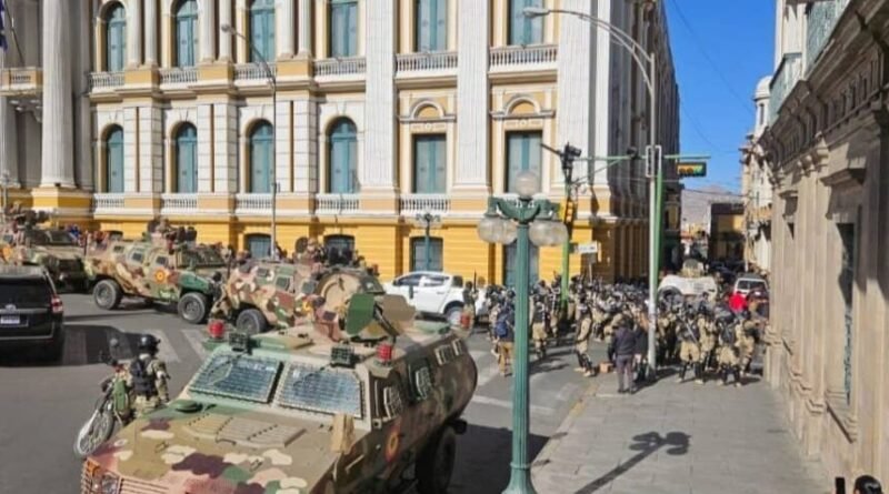 Tanque militar entra a la fuerza por las puertas de la sede del Ejecutivo de Bolivia