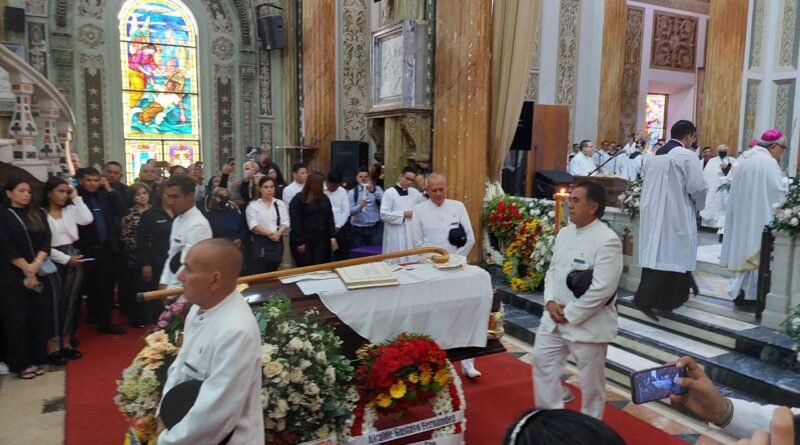 Faltan palabras a la hora de describir el amor que sentimos por nuestros padres. Unos felices y alegres por poder abrazarlos y amarlos, otros se consuelan con el recuerdo de llevarlos por siempre en el corazón. Gracias a la gestión del alcalde @josemosqueraadarme los lagunillenses asistieron a un cementerio municipal renovado y recuperado. El pasado domingo Día del Padre familares y amigos se dieron cita en el camposanto para llevar flores y elevar plegarias por sus seres queridos. Continuamos recuperando Lagunillas y haciendo de este municipio un lugar digno para vivir.