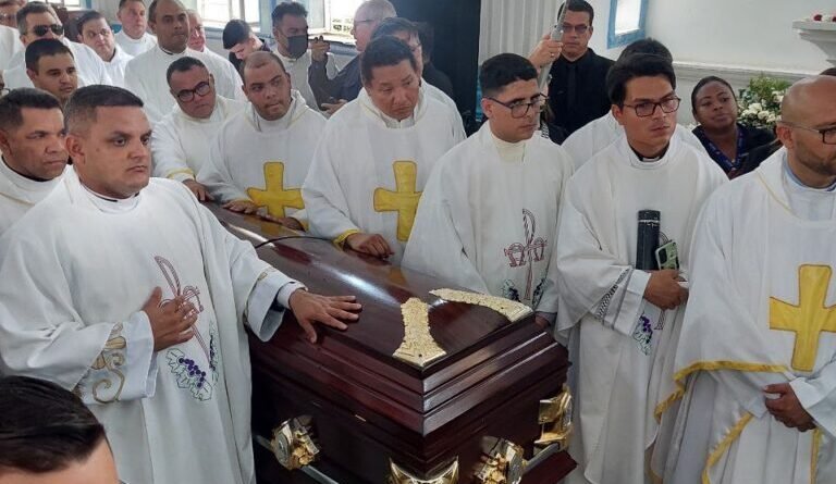 Sepultan a monseñor Roberto Lückert en la Parroquia La Asunción