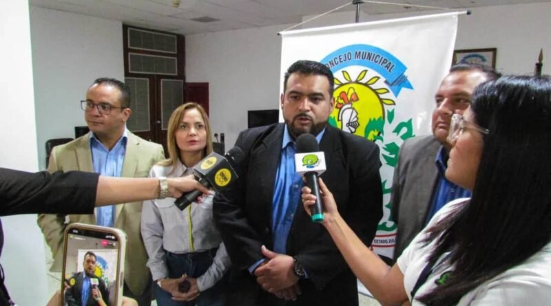 Acompañado de los concejales Kristal Mendez, Jhoan Silva y Carlosman Leal, el presidente de la Cámara Municipal, Javier Africano Borjas, presentó el balance legislativo del primer semestre de 2024. En rueda de periodistas desde el salón de sesiones de este cuerpo edilicio local, Africano indicó que a la fecha se ha alcanzado la meta propuesta para los primeros 6 meses del año al aprobar 12 Ordenanzas, Proyectos de Ordenanzas y Reformas parciales las cuales han sido promulgadas y publicadas en gaceta oficial. “Estas acciones tienen por objeto cumplir con la adecuación a la armonización tributaria del municipio, la que nos establece reglas, fórmulas y mecanismos jurídicos necesarios que nos ayudan en el ordenamiento tributario local”, aseguró el concejal. Un total de 11 Ordenanzas en materia económica y 1 en temas sociales es el resultado de este primer semestre, en el que ha predominado la modernización de las leyes en pro del cambio que merece el municipio Lagunillas. “Está pendiente continuar con la pre legislación y reuniones con los sectores y comunidades de nuestro municipio en torno a la Ordenanza para la Prestación del Servicio de Agua Potable para el consumo público a través de camiones cisternas, lo que nos tiene muy preocupados porque en los últimos bombeos el agua que está llegando es muy turbia. Seguro estamos que los entes competentes se encuentran trabajando para mejorar el servicio, pero también estamos atentos para brindarles un servicio de calidad a nuestros habitantes”, puntualizó Africano. En temas de infraestructura, el concejal indicó que se ha cumplido con la adecuación y mejoras en el edificio sede, con la instalación de un aire de 5 toneladas para las áreas de gerencia y secretaría y la actualización del sistema de sonido del recinto de sesiones especiales. Redacción: Pedro Escola Bautista Comunicaciones Presidencia del Concejo