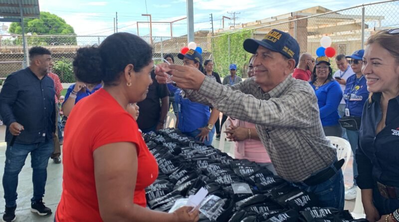 Gobernación y Alcaldía entregaron más de 900 lentes correctivos en el municipio Lagunillas