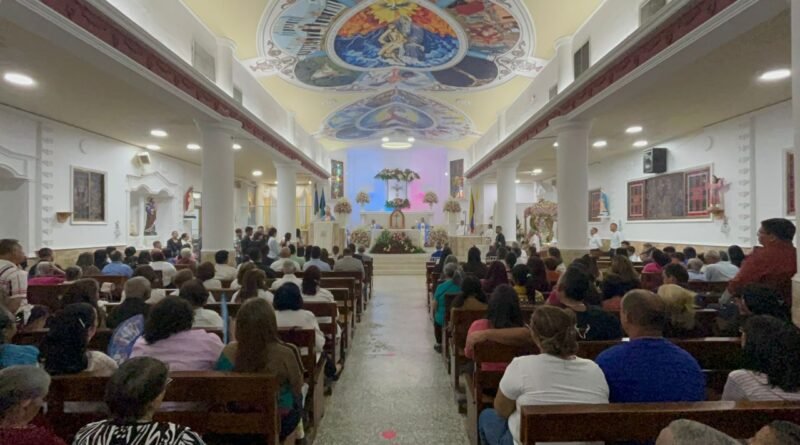 Con Solemne Eucaristía el pueblo de Lagunillas celebró los 373 años de la Virgen del Rosario del Paraute
