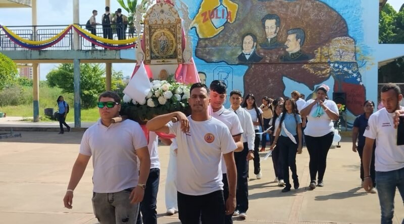 Estudiantes y docentes del liceo Dr. Blas Valbuena recibieron con devoción a la Virgen Rosario del Paraute