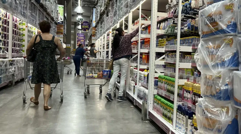 El 65 % de los venezolanos realiza compras diarias para el consumo básico ante la crisis económica