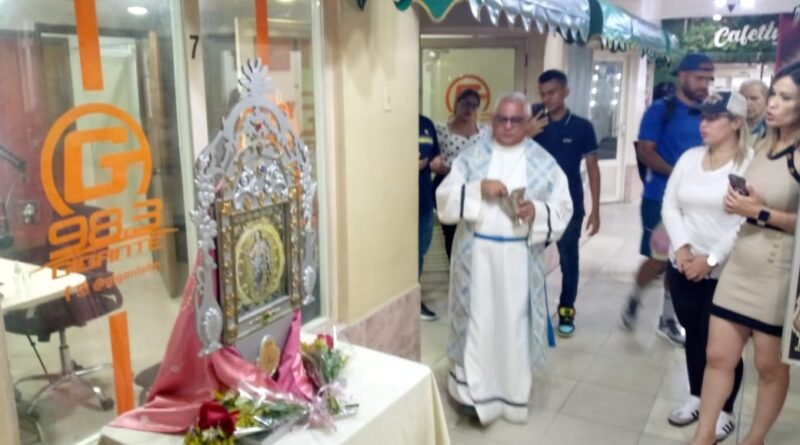 La Virgen del Rosario del Paraute bendice a Gigante 98.3 FM en emotiva visita