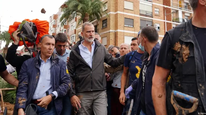 Reyes de España reciben insultos y lanzamiento de barro en zonas afectadas por inundaciones en Valencia