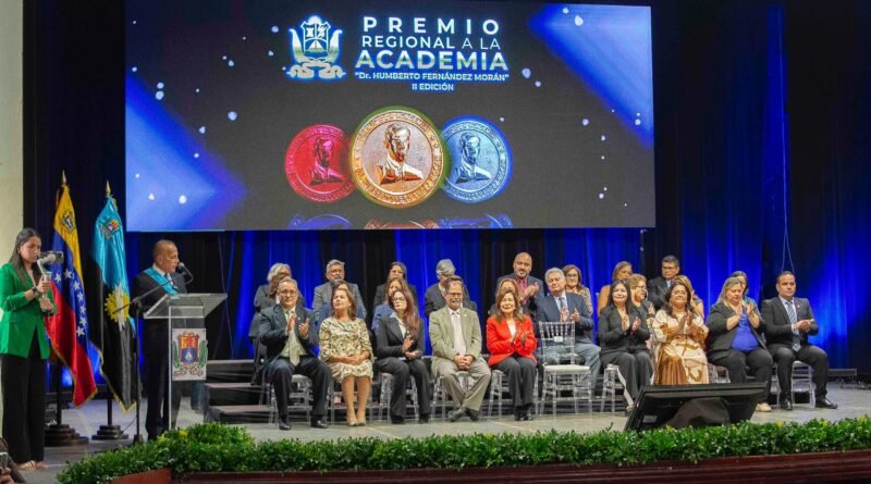 Gobernador Rosales condecora la excelencia con el Premio Regional a la Academia “Dr. Humberto Fernández Moran”