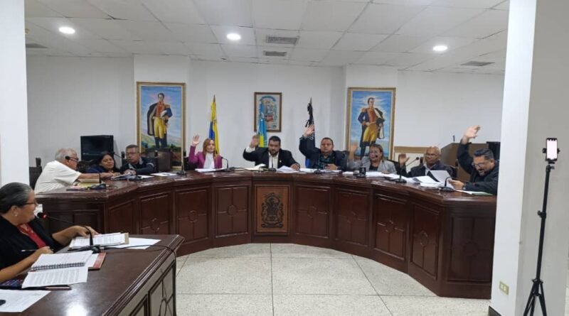 Desde tempranas horas de la mañana de este jueves, los ediles de Lagunillas se reunieron en el Concejo Municipal, dónde aprobaron en segunda discusión las ordenanzas de presupuesto para el año 2025, la ordenanza sobre las normas de convivencia ciudadana en el municipio Lagunillas y en su primera instancia de ordenanza de tránsito, transporte y circunvalación. Estuvieron presentes el presidente del Concejo Municipal de Lagunillas, Javier Africano Borjas y los ediles Kristal Méndez, Carlosman Leal, Hiulis Rivero, Luis Augusto Martínez, Hendrick García quienes votaron por estos instrumentos jurídicos, mientras que los ediles Dixon Rivera, Sekiris Salazar y José Rondón decidieron no hacerlo. La ordenanza del presupuesto para el año fiscal 2025 contó con varias mesas de prelesgilaciones para finiquitar dudas acerca del presupuesto del siguiente año que será utilizado para el funcionamiento del municipio Lagunillas. El presidente del poder legislativo Javier Africano Borjas, resaltó que con la aprobación de la Ordenanza de presupuesto para el año 2025 es ideada para seguir trabajando en función del municipio y sus habitantes. Por su parte, el proyectista Carlosman Leal intervino en su exposición de motivos que la ordenanza de tránsito, transporte y circulación, es un instrumento jurídico que servirá en gran medida a la ordenación del tránsito vehicular y peatonal en el municipio garantizando así un trabajo ordenado, efectivo, eficiente y oportuno por parte de la autoridad municipal del transporte terrestre, y con la importante participación activa de la ciudadanía para fomentar una cultura normativa a todos los habitantes del municipio. « En compañía de mi colega y también proyectista Javier Africano hemos articulado 90 puntos de esta ordenanza, además que se realizará una consulta pública en el mes de enero», expresó Leal Por último, se aprobó en segunda instancia la reforma de ordenanza sobre normas de convivencia ciudadana siendo los proyectistas los ediles Hiulis Rivero y Luis Augusto Martínez, Ambos concejales expresaron que este marco normativo promueve la convivencia pacífica entre los habitantes de Lagunillas. Nota de prensa Concejo Municipal de Lagunillas