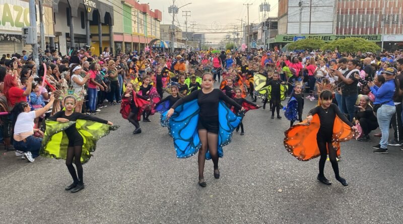 Con vistoso desfile inició el Carnaval 2025 en el municipio Lagunillas