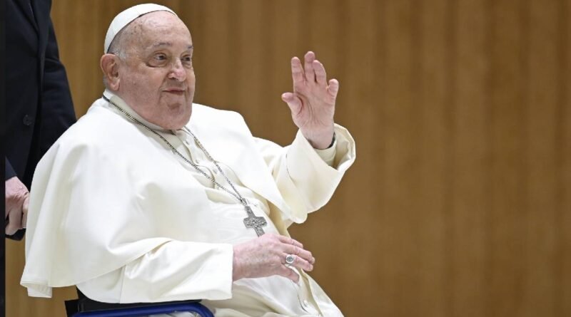 Papa Francisco sorprende con aparición en Domingo de Ramos pese a frágil salud