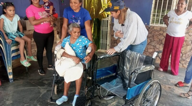 Primera dama de Lagunillas hizo entrega de 8 sillas de ruedas a personas con discapacidad y adultos mayores