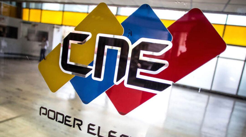 El Consejo Nacional Electoral (CNE) informó este viernes la prórroga del lapso de presentación, modificación y sustitución de candidaturas para las elecciones municipales del 27 de julio de 2025, extendiéndolo hasta el martes 17 de junio. La medida fue anunciada a través de un comunicado oficial en el que se señala que la decisión responde a las múltiples solicitudes realizadas por organizaciones con fines políticos. Esta extensión permite mayor flexibilidad en los procesos de inscripción de candidatos a alcaldías y concejos municipales en todo el país. 🗳️ Postulaciones vía sistema automatizado El CNE recordó que las postulaciones deben realizarse exclusivamente a través del Sistema Automatizado de Postulación (SAP), disponible en su plataforma digital. Inicialmente, el período estaba previsto entre el 9 y el 13 de junio, pero la nueva fecha límite —17 de junio— permite a las organizaciones políticas modificar o sustituir nombres en sus listas, en consonancia con lo establecido en el artículo 59 de la Ley Orgánica de Procesos Electorales. 📜 Garantía de participación democrática En su comunicado, el organismo comicial reiteró su compromiso con el respeto al derecho al sufragio, asegurando procesos transparentes, confiables y equitativos. Citando el artículo 293 de la Constitución venezolana, el CNE reafirmó que la prórroga busca garantizar la participación política efectiva del pueblo venezolano. 📆 Calendario electoral: julio y agosto con comicios El 27 de julio de 2025 se celebrarán los comicios municipales, en los que se elegirán alcaldes y concejales en todo el territorio nacional. Ese mismo día se llevará a cabo la tercera consulta popular comunitaria, donde jóvenes de más de 5.300 comunidades seleccionarán proyectos que serán financiados por el Estado. Además, el 3 de agosto se realizará la elección de los representantes indígenas ante los concejos municipales. La campaña electoral para los comicios del 27 de julio está prevista entre el 11 y el 24 de julio, conforme al cronograma oficial aprobado por los rectores del CNE.