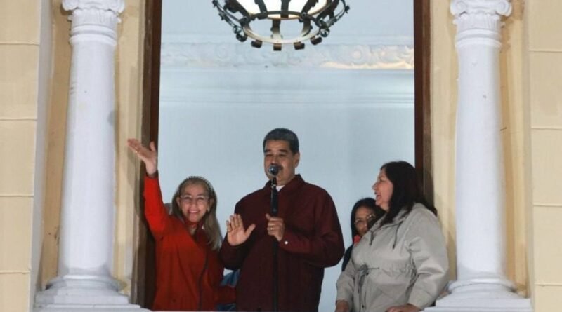 Maduro felicita a alcaldes opositores electos e invita al diálogo comunal
