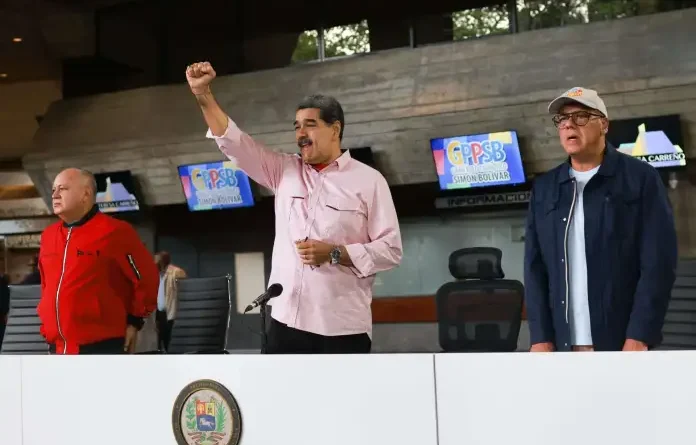 Maduro rechaza amenazas de EE.UU. y califica su ofensiva como un «refrito podrido»