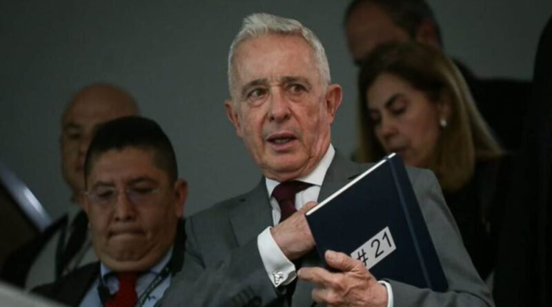 Álvaro Uribe recibe boleta de libertad y convoca multitudinario acto en Sabaneta