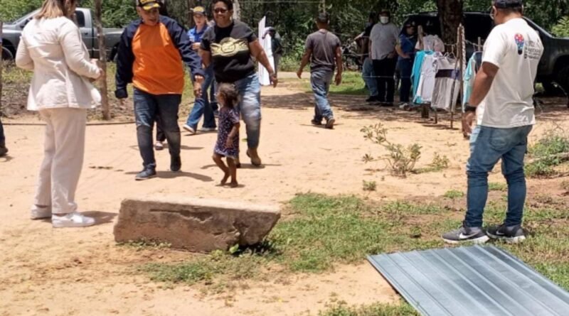 Alcalde Mosquera atendió a familias afectadas por vientos huracanados en Lagunillas