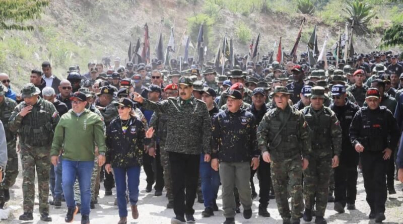 Maduro clausura curso de Operaciones Especiales Revolucionarias en Caracas
