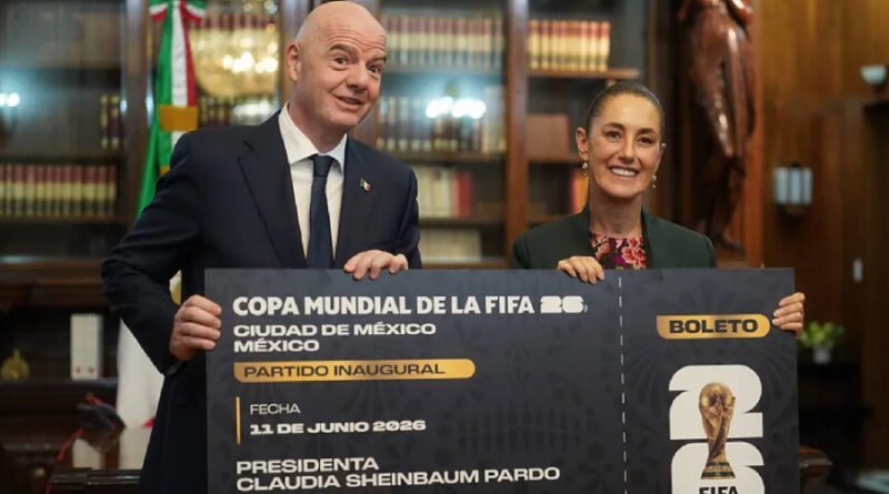 El presidente de la FIFA, Gianni Infantino, confirmó que el Estadio Azteca, en la Ciudad de México, será la sede del partido inaugural del Mundial 2026, que se celebrará junto a Canadá y Estados Unidos. La noticia se dio a conocer durante la visita oficial del dirigente a México, donde se reunió con la presidenta Claudia Sheinbaum en un acto protocolario que despejó los rumores sobre un posible cambio de sede. Estadio Azteca, único en la historia Con esta designación, el Coloso de Santa Úrsula se convertirá en el único estadio en el mundo en albergar tres inauguraciones mundialistas, tras hacerlo en los torneos de 1970 y 1986. Para la Copa del Mundo del 2026, el recinto será rebautizado temporalmente como Estadio Ciudad de México, en cumplimiento con los acuerdos comerciales del torneo. Mensaje de Sheinbaum sobre la inauguración La presidenta Claudia Sheinbaum expresó su entusiasmo por el anuncio a través de sus redes sociales: "México vivirá un momento extraordinario. Tendrá el orgullo de ser sede de la inauguración en el Estadio Azteca el próximo 11 de junio del 2026. En Ciudad de México, Guadalajara y Monterrey se disputarán 13 partidos de la gran fiesta deportiva", compartió. Infantino entrega boleto simbólico Durante el encuentro, Gianni Infantino entregó a Sheinbaum un boleto especial del Mundial 2026, símbolo de la confirmación oficial de que el estadio mexicano será el escenario del partido inaugural. El Mundial 2026 será el primero en la historia con 48 selecciones participantes, y la inauguración en el Estadio Azteca representará un nuevo capítulo en la historia del fútbol mexicano y mundial.