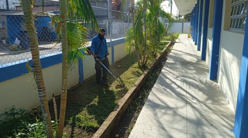 Alcalde José Mosquera inicia operativo de limpieza escolar en Lagunillas antes del regreso a clases