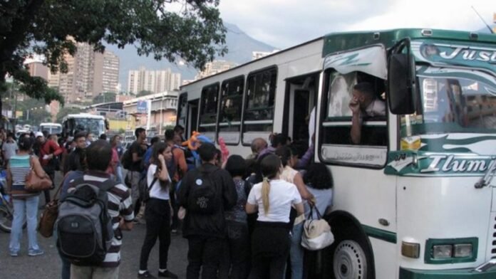 Venezolanos destinan 30% de sus ingresos a alimentos y 20% al transporte, según estudio de Atenas Grupo Consultor