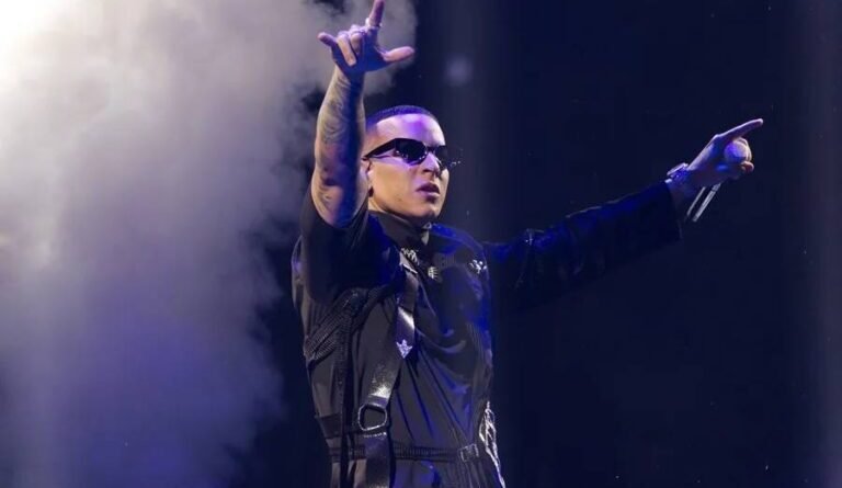 Daddy Yankee regresa a los escenarios en los Premios Billboard de la Música Latina 2025 en Miami