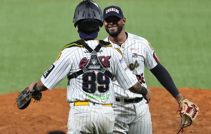 Leones del Caracas frenan a los Tigres con poder y determinación en La Rinconada