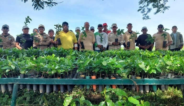 Lagunillas fortalece su compromiso ambiental con jornada de reforestación del Lago de Maracaibo