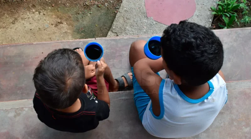 Pediatras alertan sobre riesgos de cafeína en niños