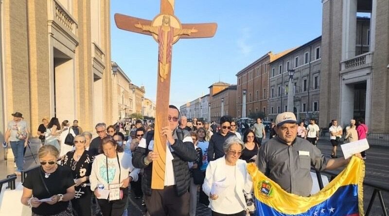 Tres mil venezolanos viajan al Vaticano para la histórica canonización de José Gregorio y Madre Carmen