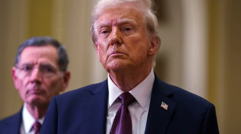 Trump afirma que petroleras permanecerán largo tiempo en Venezuela para reconstruir industria y vender crudo