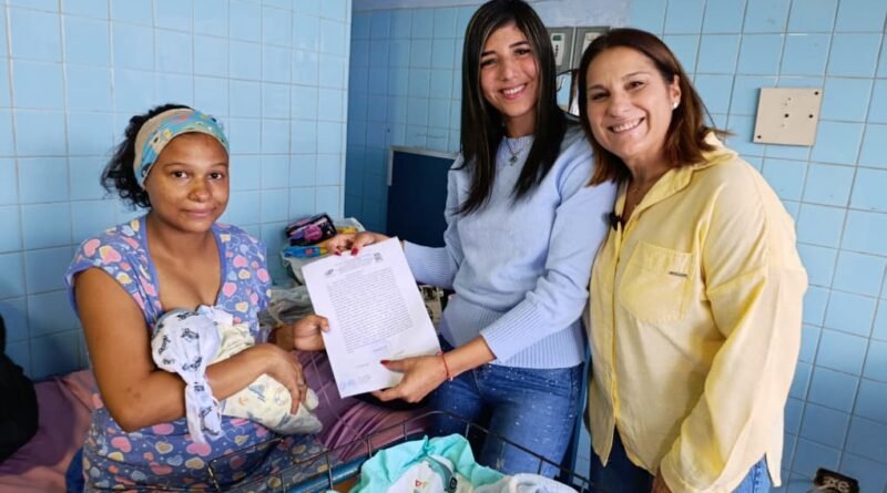 Primera dama de Lagunillas dio la bienvenida al primer bebé nacido en 2026