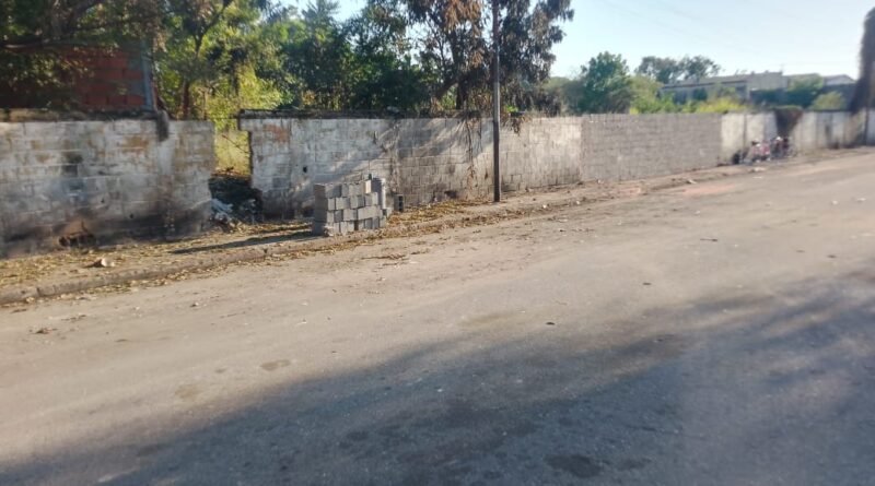 Operativo especial de limpieza eliminó 60 toneladas de basura en la calle del Grupo Escolar