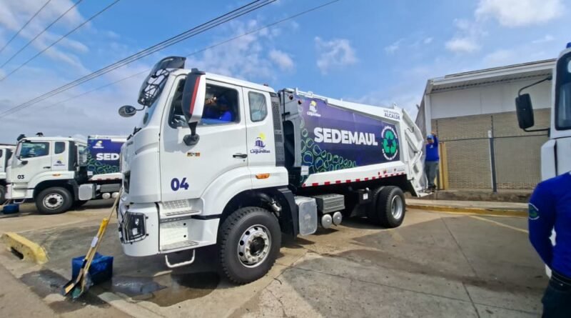Alcalde José Mosquera fortalece el aseo urbano en Lagunillas con cinco nuevos camiones compactadores