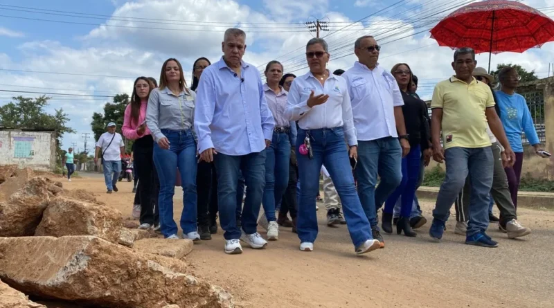 José Mosquera supervisa mantenimiento de red de gas en Nueva Lagunillas para beneficiar a más de mil familias