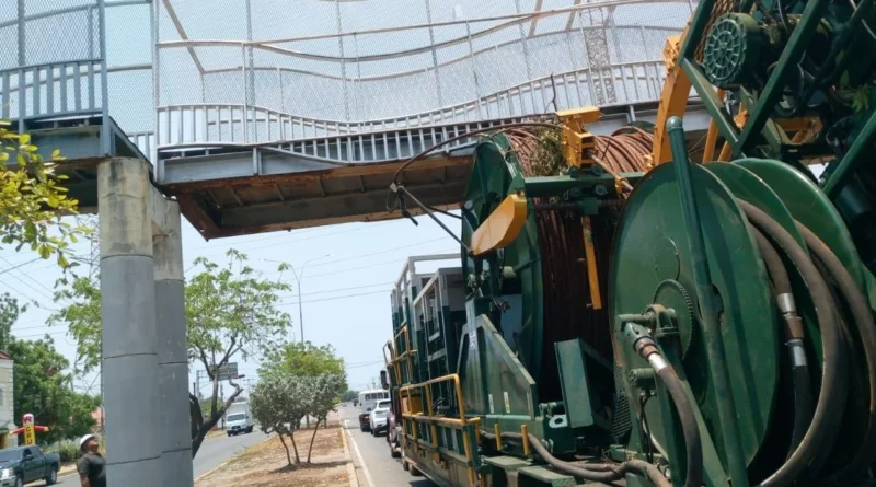 Camión grúa impacta y queda incrustado en la pasarela de Las Morochas en Ciudad Ojeda