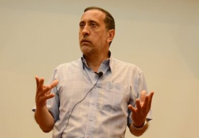 Las expectativas en torno a un posible ajuste salarial en Venezuela continúan en aumento, tras el anuncio de la vicepresidenta ejecutiva, Delcy Rodríguez, quien confirmó que el Ejecutivo nacional evalúa una revisión de ingresos prevista para el 1 de mayo, aunque sin precisar cifras ni mecanismos de aplicación. El escenario ha abierto un debate en el ámbito económico sobre la estructura que podría adoptar esta actualización, en un contexto marcado por la alta dependencia de bonificaciones como complemento del ingreso mensual. El economista José Guerra planteó que una de las opciones sobre la mesa sería un esquema mixto, en el que se combine un incremento limitado del salario base con un refuerzo en los bonos otorgados al sector público. Escenario de incremento moderado De acuerdo con sus estimaciones, el salario mínimo podría ubicarse entre 30 y 40 dólares, mientras que los bonos mensuales alcanzarían alrededor de 50 dólares adicionales. En conjunto, el ingreso total podría situarse en un rango aproximado de 80 a 100 dólares. Actualmente, el salario mínimo en Venezuela se mantiene en 130 bolívares, equivalente a cerca de 0,26 dólares al tipo de cambio oficial, lo que refleja la profunda pérdida del poder adquisitivo del ingreso base. En paralelo, el denominado bono de Guerra Económica se ha consolidado como el principal mecanismo de compensación salarial. Este se ubica en 150 dólares para trabajadores activos de la administración pública, alrededor de 131,86 dólares para jubilados y unos 60 dólares para pensionados. Bonos con mayor protagonismo En caso de concretarse el ajuste en la línea planteada, los bonos podrían incrementarse hasta 200 dólares para trabajadores activos, cerca de 180 dólares para jubilados y aproximadamente 110 dólares para pensionados, reforzando su peso dentro del ingreso total. Este esquema confirmaría una tendencia creciente hacia la bonificación como eje central del ingreso laboral, desplazando progresivamente la importancia del salario base. Impacto desigual en la estructura de ingresos Analistas advierten que un ajuste de carácter mixto podría generar efectos desiguales dentro del sistema. Mientras los trabajadores activos se beneficiarían de la combinación entre salario y bonos, los pensionados —cuyo ingreso depende exclusivamente del salario mínimo— solo recibirían el incremento base. Esta dinámica ampliaría las diferencias internas en la estructura de ingresos, consolidando un modelo en el que las bonificaciones adquieren mayor relevancia, aunque sin integrarse plenamente al salario formal. A la espera del anuncio oficial del Ejecutivo, el debate económico se mantiene abierto sobre el alcance real del ajuste y su impacto en la economía venezolana durante 2026.