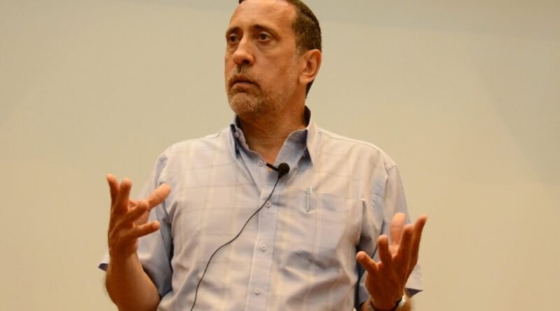 Las expectativas en torno a un posible ajuste salarial en Venezuela continúan en aumento, tras el anuncio de la vicepresidenta ejecutiva, Delcy Rodríguez, quien confirmó que el Ejecutivo nacional evalúa una revisión de ingresos prevista para el 1 de mayo, aunque sin precisar cifras ni mecanismos de aplicación. El escenario ha abierto un debate en el ámbito económico sobre la estructura que podría adoptar esta actualización, en un contexto marcado por la alta dependencia de bonificaciones como complemento del ingreso mensual. El economista José Guerra planteó que una de las opciones sobre la mesa sería un esquema mixto, en el que se combine un incremento limitado del salario base con un refuerzo en los bonos otorgados al sector público. Escenario de incremento moderado De acuerdo con sus estimaciones, el salario mínimo podría ubicarse entre 30 y 40 dólares, mientras que los bonos mensuales alcanzarían alrededor de 50 dólares adicionales. En conjunto, el ingreso total podría situarse en un rango aproximado de 80 a 100 dólares. Actualmente, el salario mínimo en Venezuela se mantiene en 130 bolívares, equivalente a cerca de 0,26 dólares al tipo de cambio oficial, lo que refleja la profunda pérdida del poder adquisitivo del ingreso base. En paralelo, el denominado bono de Guerra Económica se ha consolidado como el principal mecanismo de compensación salarial. Este se ubica en 150 dólares para trabajadores activos de la administración pública, alrededor de 131,86 dólares para jubilados y unos 60 dólares para pensionados. Bonos con mayor protagonismo En caso de concretarse el ajuste en la línea planteada, los bonos podrían incrementarse hasta 200 dólares para trabajadores activos, cerca de 180 dólares para jubilados y aproximadamente 110 dólares para pensionados, reforzando su peso dentro del ingreso total. Este esquema confirmaría una tendencia creciente hacia la bonificación como eje central del ingreso laboral, desplazando progresivamente la importancia del salario base. Impacto desigual en la estructura de ingresos Analistas advierten que un ajuste de carácter mixto podría generar efectos desiguales dentro del sistema. Mientras los trabajadores activos se beneficiarían de la combinación entre salario y bonos, los pensionados —cuyo ingreso depende exclusivamente del salario mínimo— solo recibirían el incremento base. Esta dinámica ampliaría las diferencias internas en la estructura de ingresos, consolidando un modelo en el que las bonificaciones adquieren mayor relevancia, aunque sin integrarse plenamente al salario formal. A la espera del anuncio oficial del Ejecutivo, el debate económico se mantiene abierto sobre el alcance real del ajuste y su impacto en la economía venezolana durante 2026.