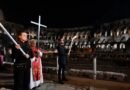 Papa León XIV restaura tradición histórica al portar la cruz en el Viacrucis del Coliseo
