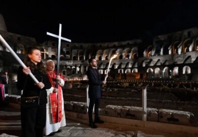 Papa León XIV restaura tradición histórica al portar la cruz en el Viacrucis del Coliseo
