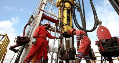 Retrasos en contratos petroleros frenan inversiones en Venezuela, según Reuters